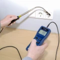 Kontrola nieszczelności w gniazdkach za pomocą termoanemometru TA 200