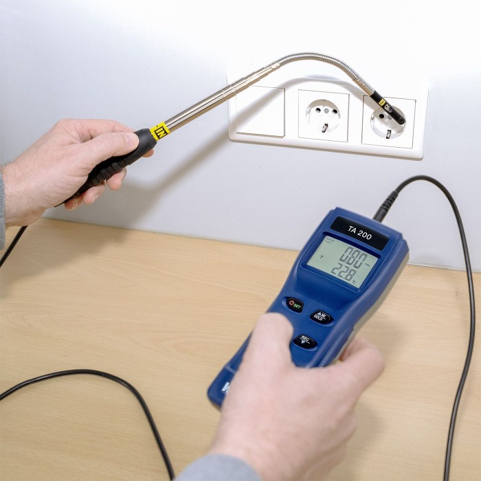 Kontrola nieszczelności w gniazdkach za pomocą termoanemometru TA 200